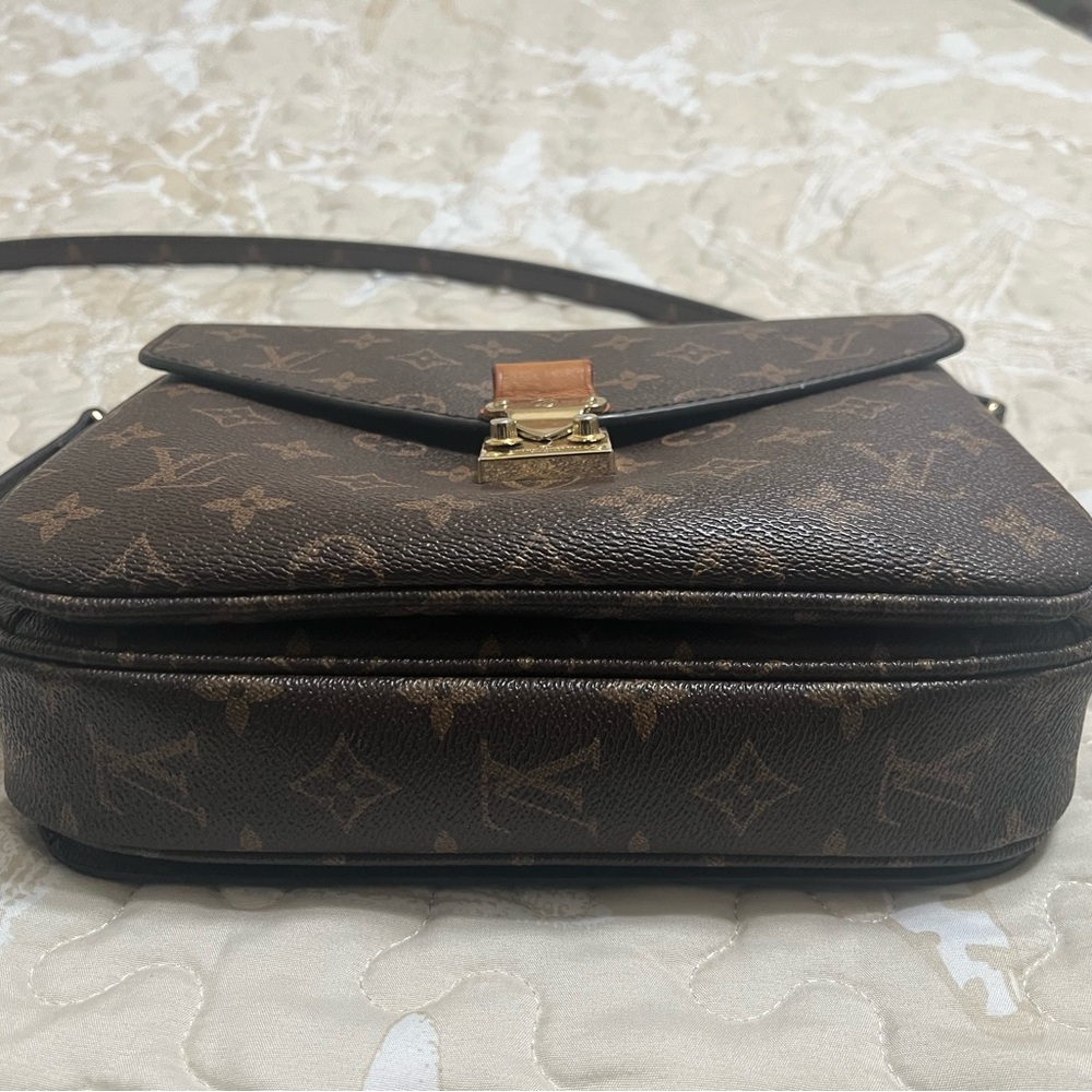 Elegant Brown Designer Crossbody Bag - Picture 3 of 9